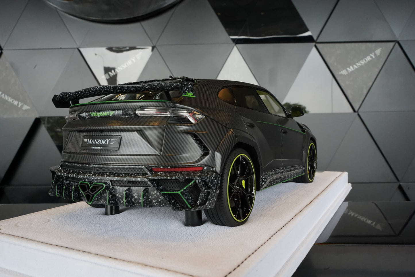 Mansory Urus (Carbon Green)