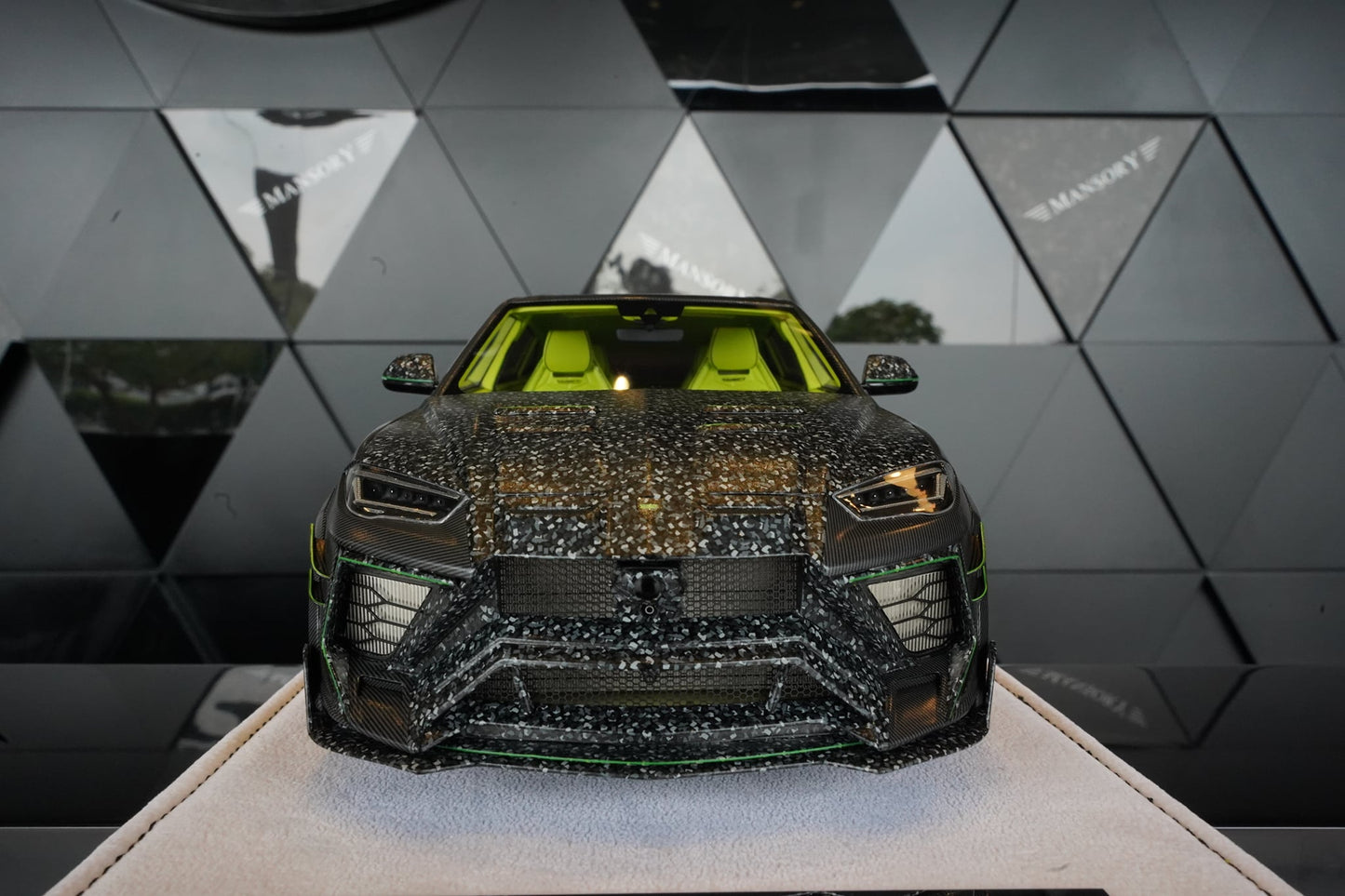 Mansory Urus (Carbon Green)