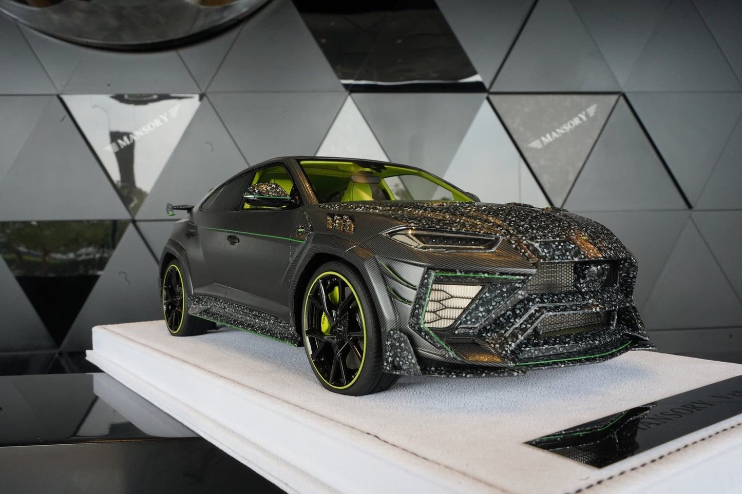 Mansory Urus (Carbon Green)