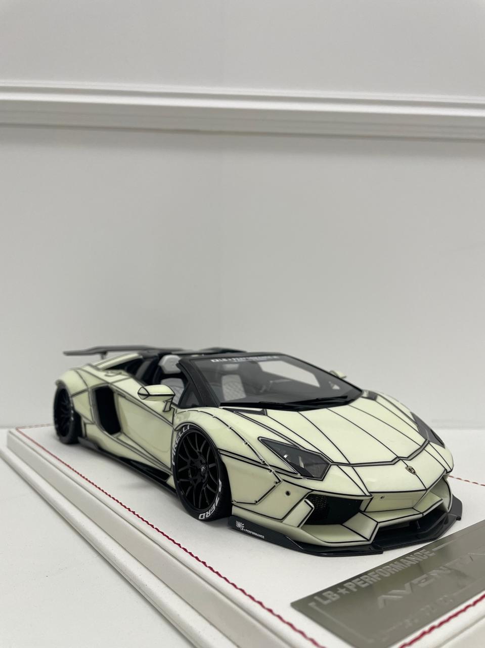 Lamborghini Aventador Roadster LBWK (Luminous) 1:18 scale
