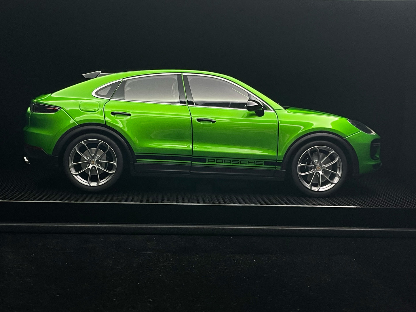 Porsche Cayenne (Metallic Green)