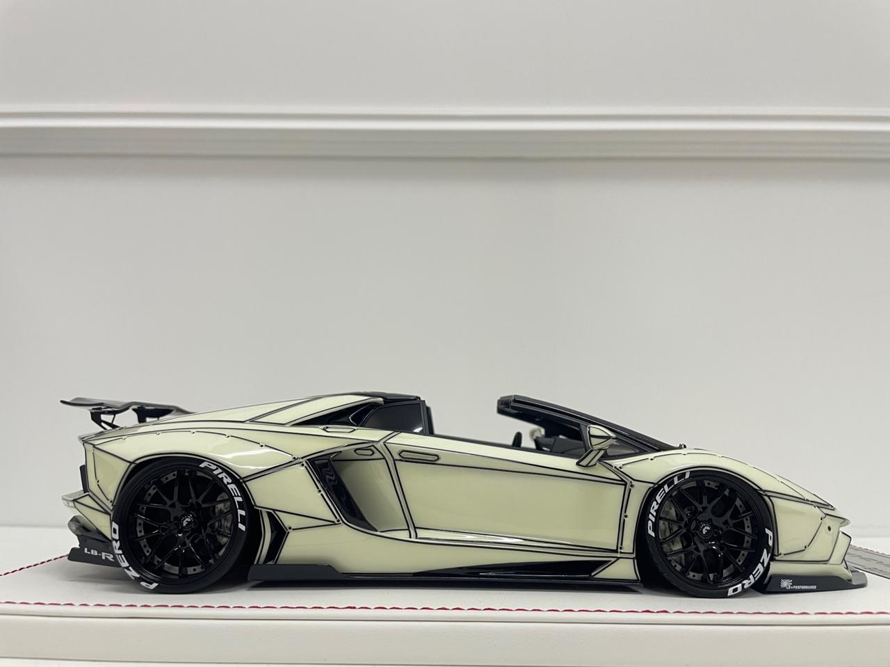 Lamborghini Aventador Roadster LBWK (Luminous) 1:18 scale