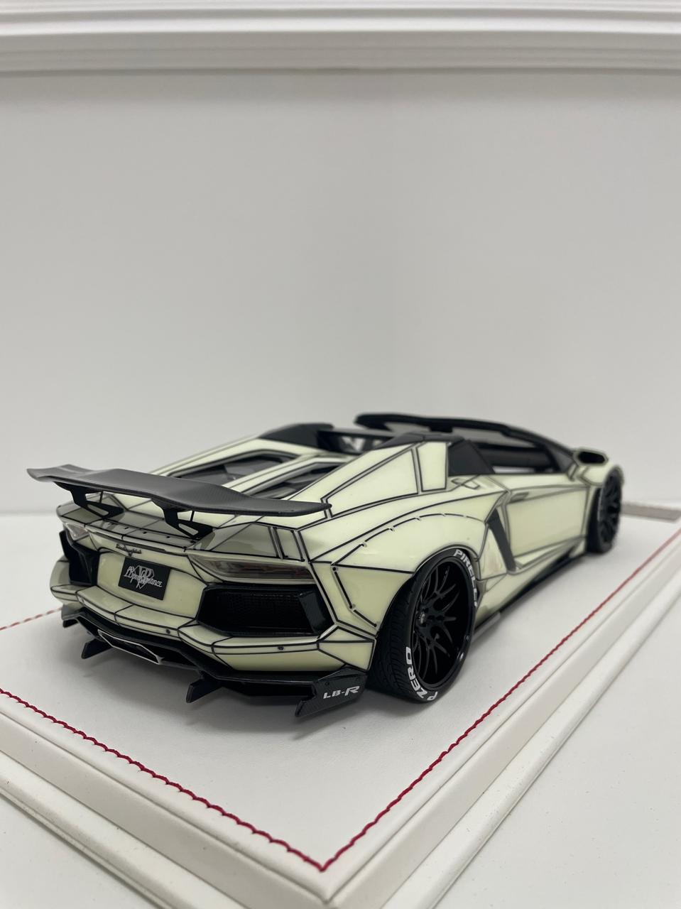 Lamborghini Aventador Roadster LBWK (Luminous) 1:18 scale