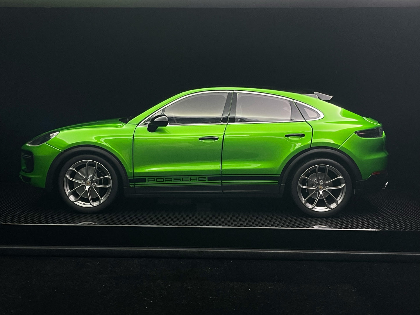 Porsche Cayenne (Metallic Green)